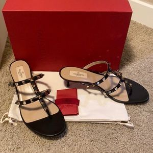 NEW Valentino Rockstud black thong sandal with mini heel kitten heel 38.5